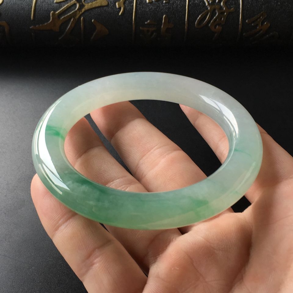 (超值推荐)冰种飘绿花圆条手镯(56.6mm)