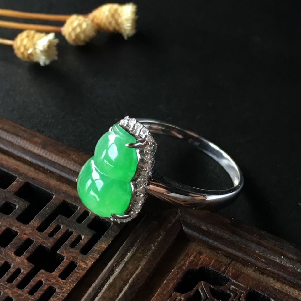 (超值推荐)冰种淡绿镶白金钻石葫芦戒指