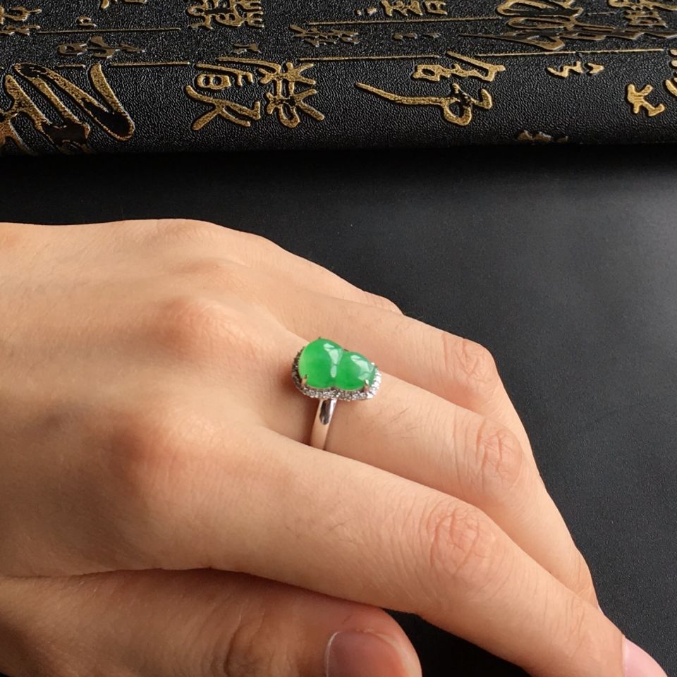 (超值推荐)冰种淡绿镶白金钻石葫芦戒指