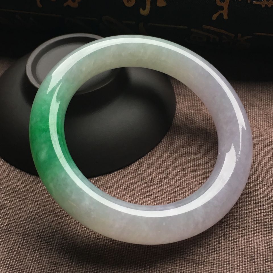 （超值推荐）糯冰种淡春带彩圆条手镯（56mm）