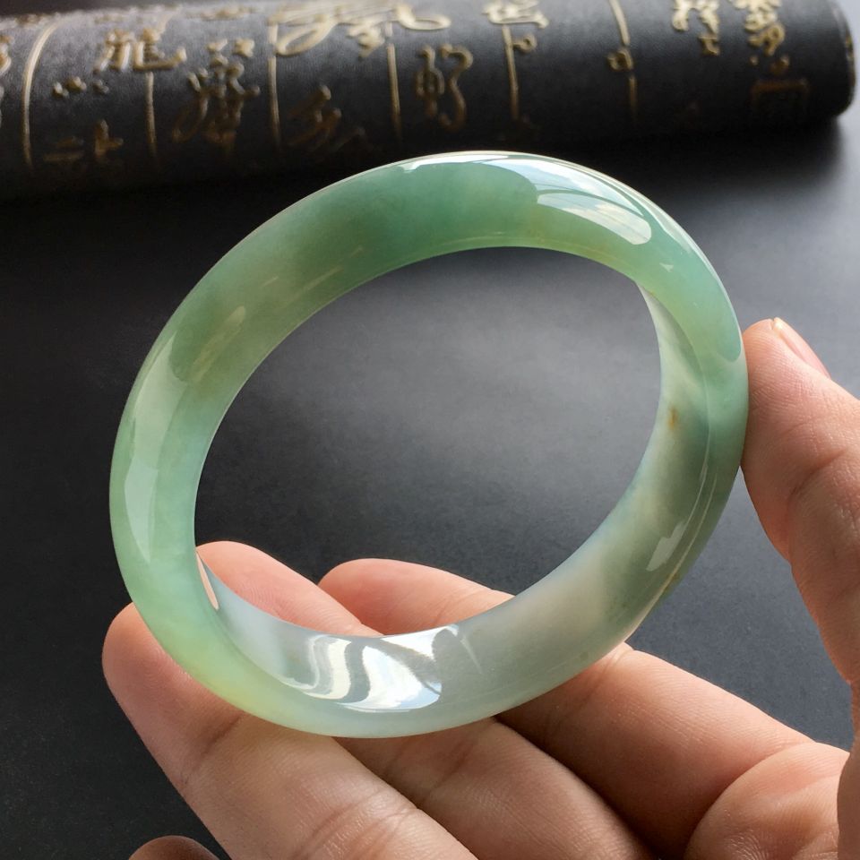 (超值推荐)糯冰种晴水略带黄花手镯(58.5mm)