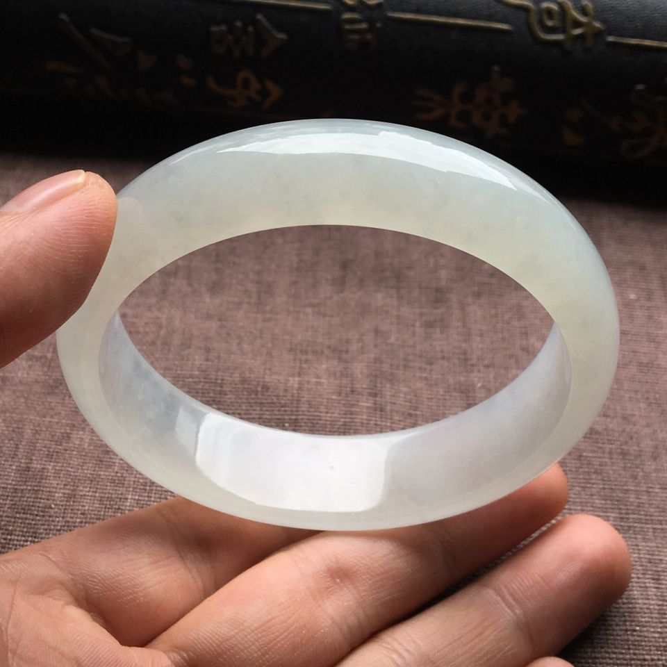 （超值推荐）糯冰种淡晴水手镯（62mm）