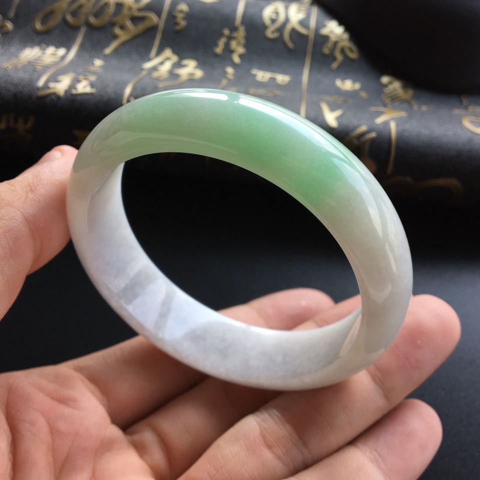 (超值推荐)糯冰种略飘翠手镯(56.8mm)