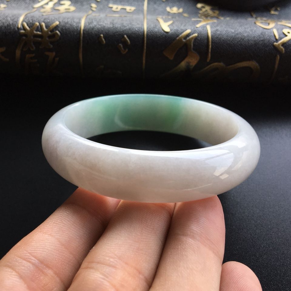 (超值推荐)糯冰种略飘翠手镯(56.8mm)