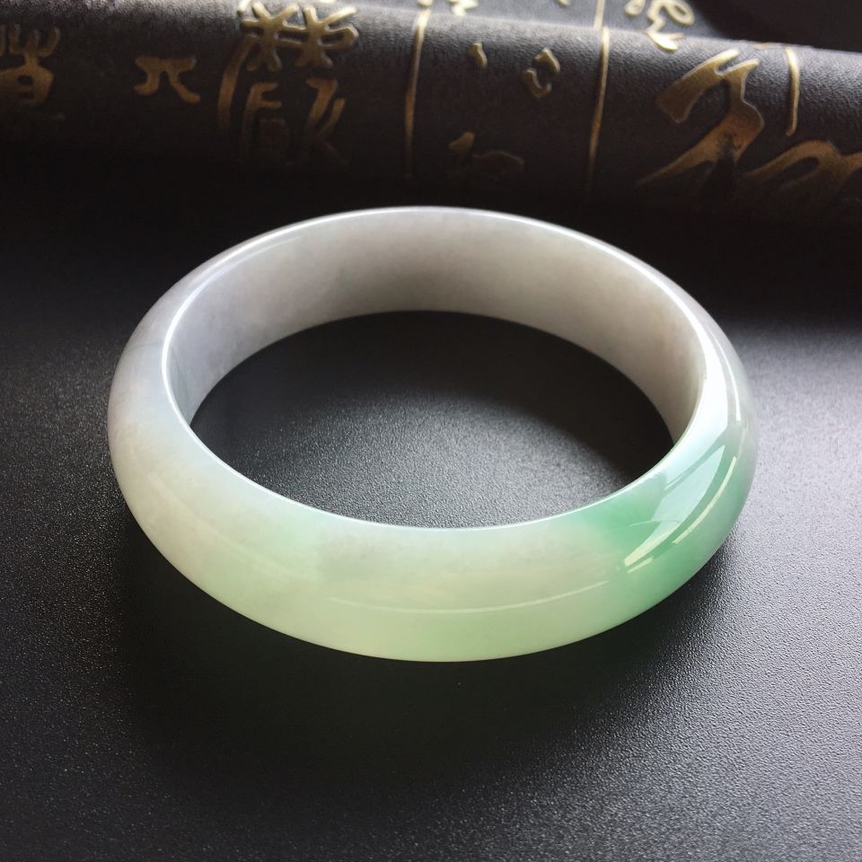 (超值推荐)糯冰种略飘翠手镯(56.8mm)