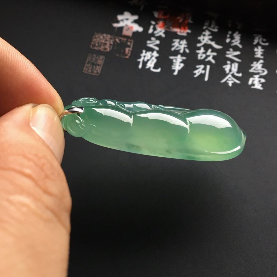 （超值推荐）冰种晴水略飘花四季豆挂件（金扣）