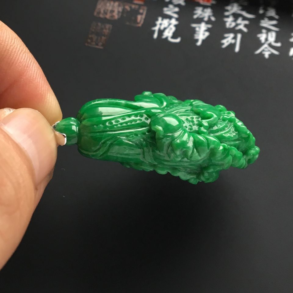 （超值推荐）糯冰种翠色白菜挂件（金扣）