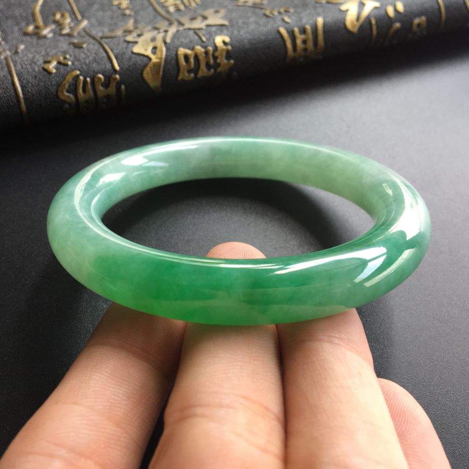 (超值推荐)糯冰种晴水飘翠圆条手镯(55.7mm)