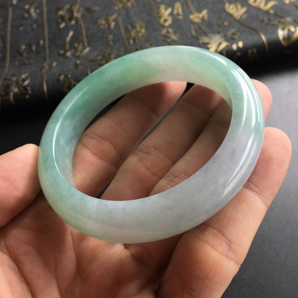 (超值推荐)糯冰种晴水略飘花手镯(56mm)