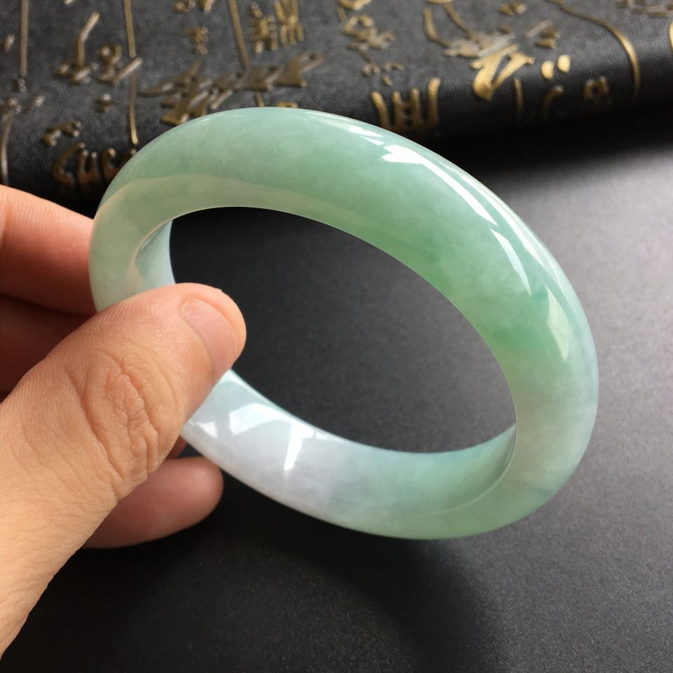 (超值推荐)糯冰种晴水略飘花手镯(56mm)