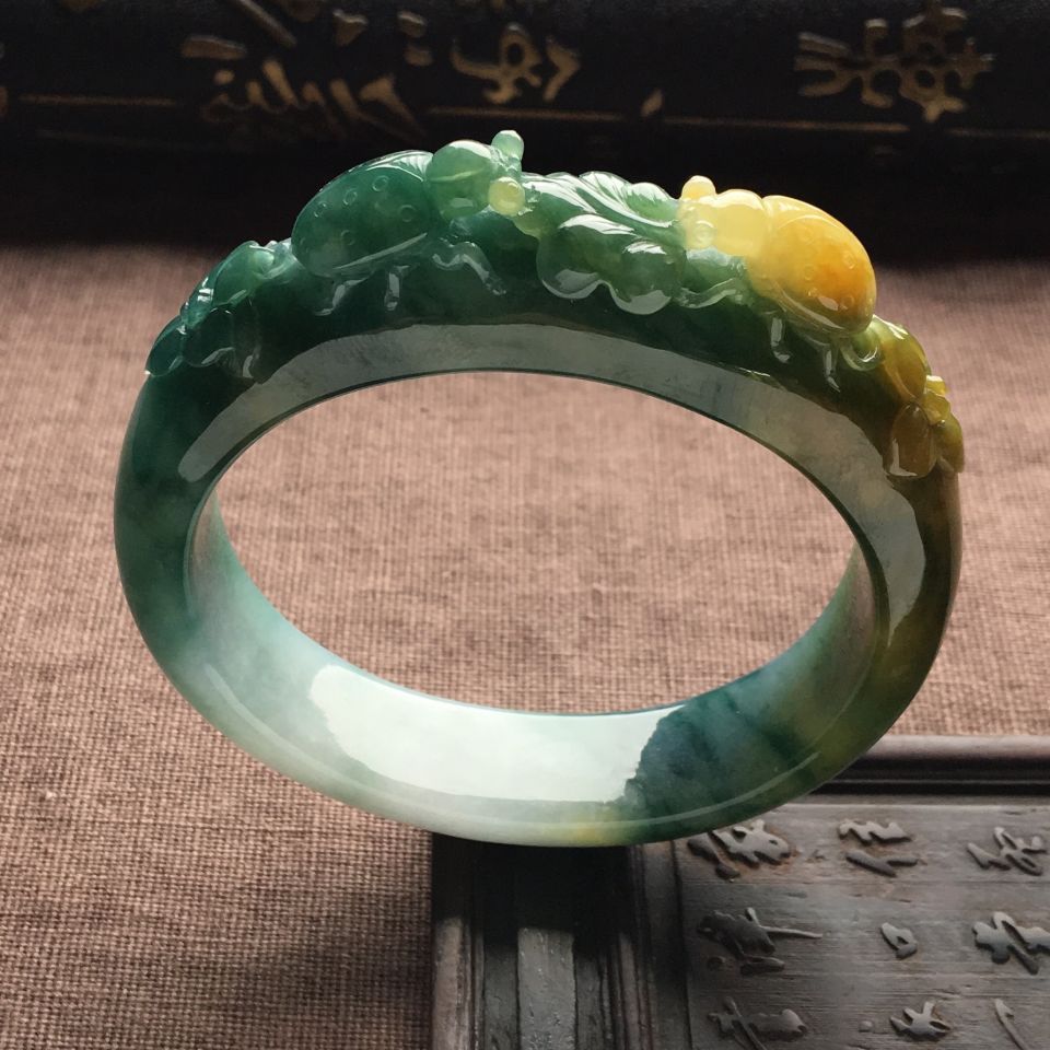 （超值推荐）糯冰种飘花带黄翡富甲天下雕花贵妃镯（56mm-50mm）