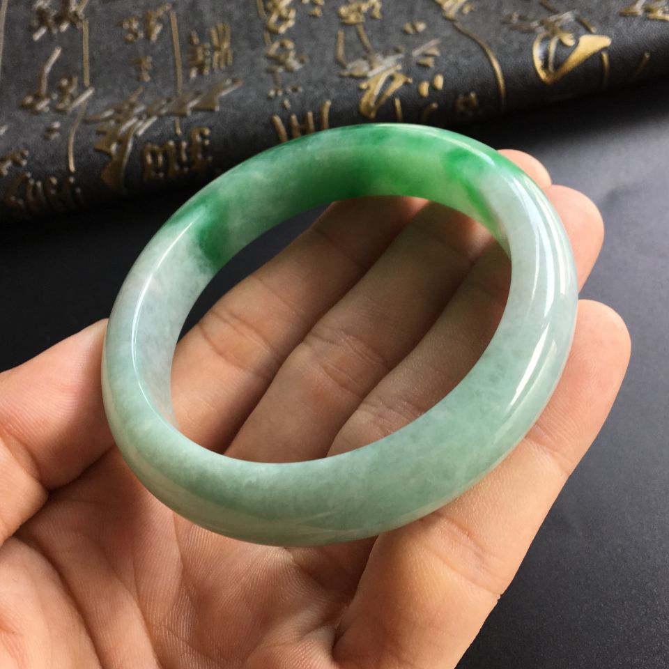 (超值推荐)糯冰种飘翠手镯(56mm)