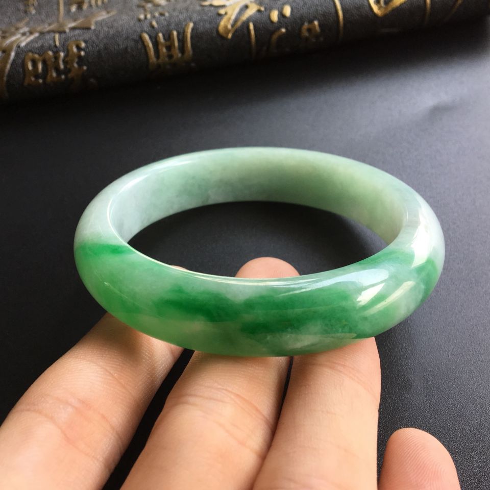 (超值推荐)糯冰种飘翠手镯(56mm)