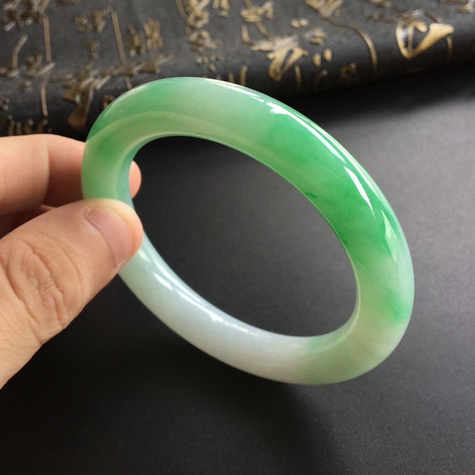 (超值推荐)糯冰种飘翠圆条手镯(53.6mm)