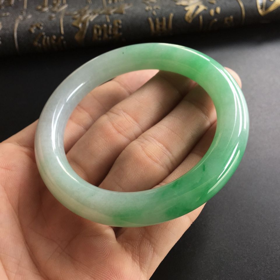 (超值推荐)糯冰种飘翠圆条手镯(53.6mm)