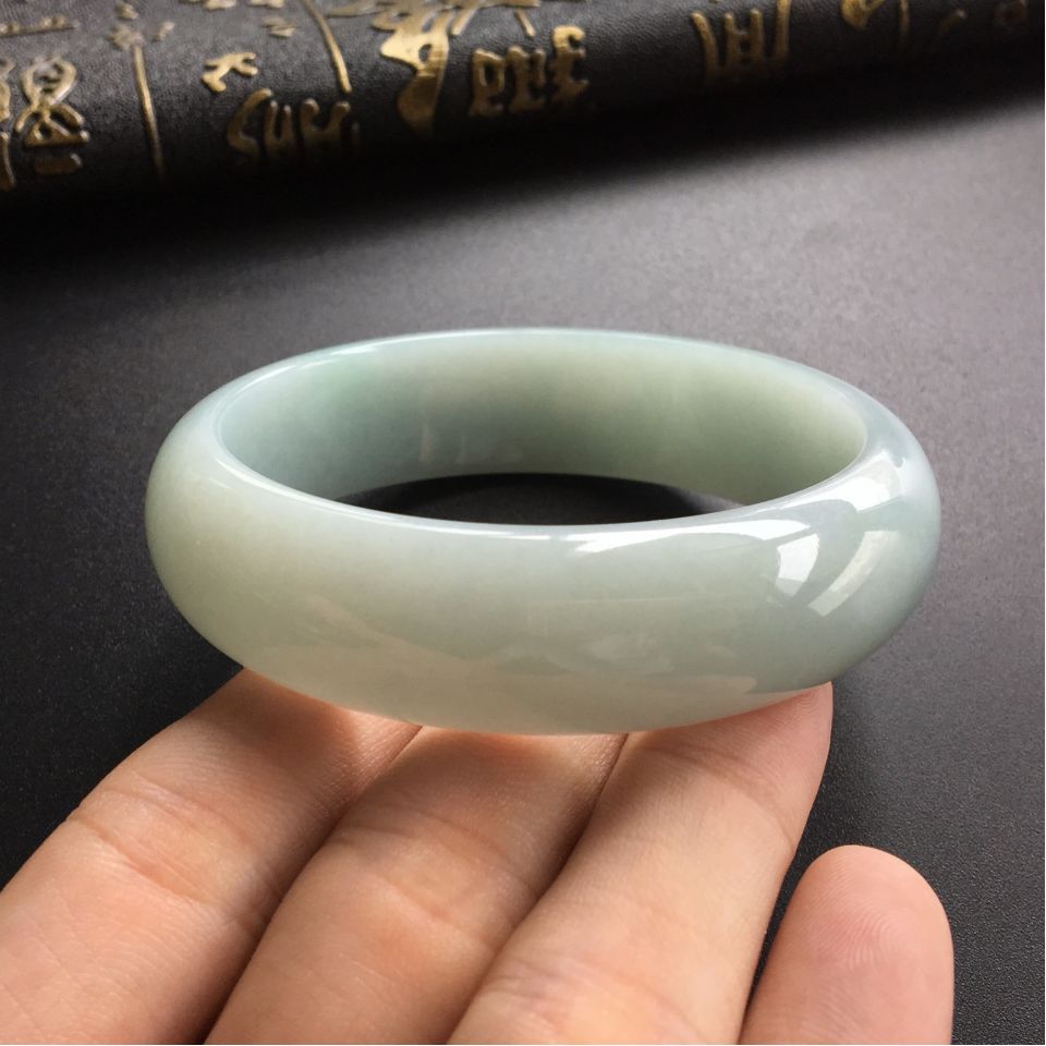 (超值推荐)糯冰种略飘翠手镯(59.8mm)