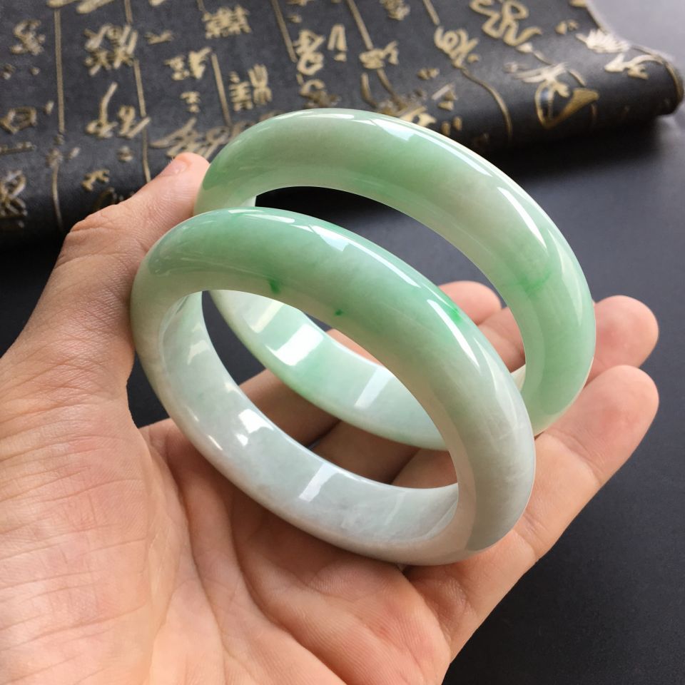 (超值推荐)糯冰种飘翠手镯(一对)(57.5mm/55.6mm)