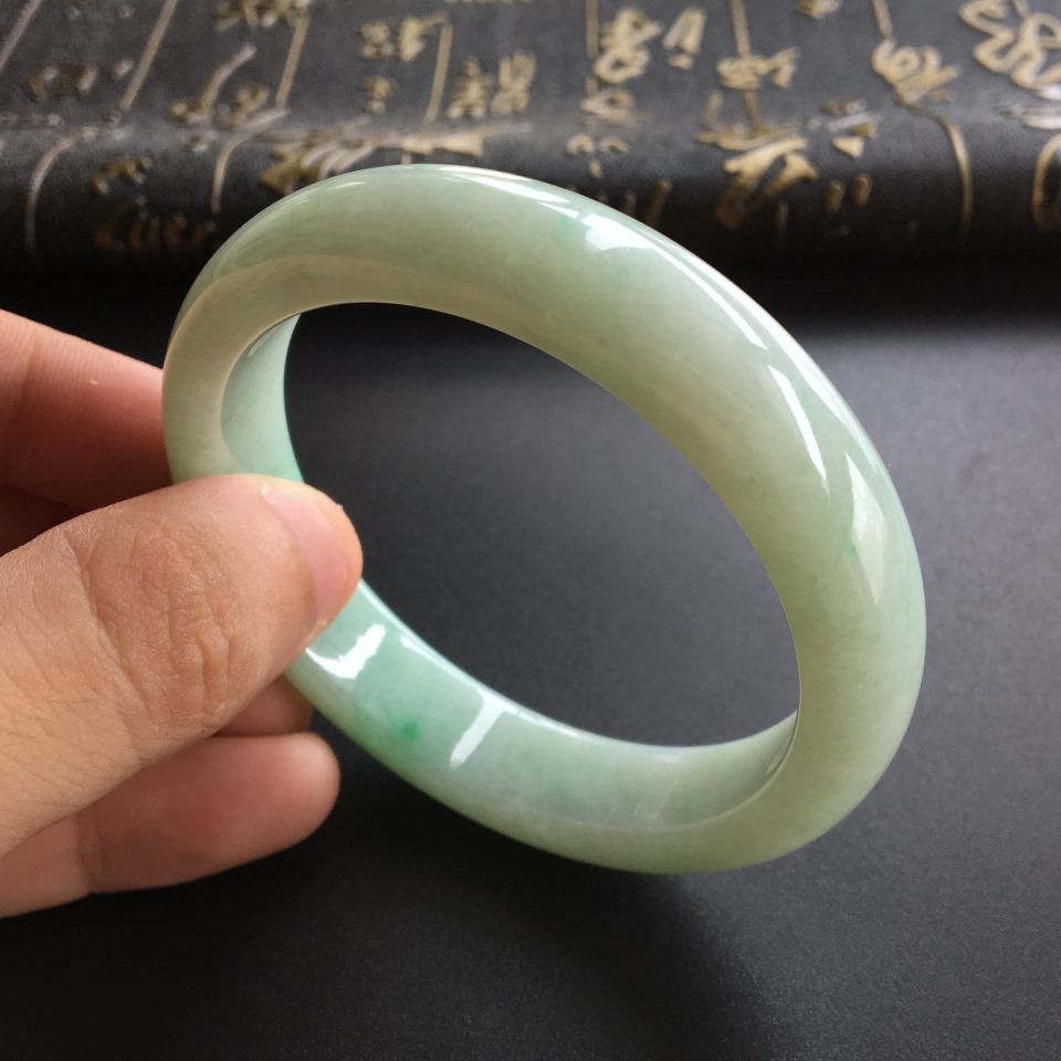 (超值推荐)糯冰种略飘翠手镯(55.6mm)