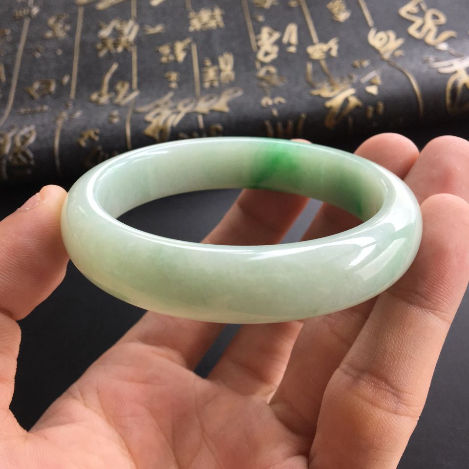 (超值推荐)糯冰种略飘翠手镯(55.6mm)