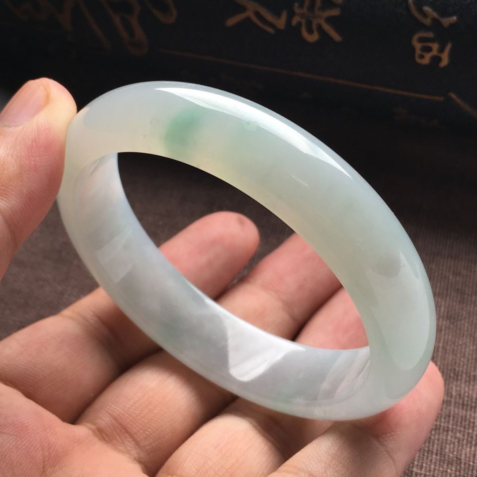 （超值推荐）糯冰种淡晴水略飘花手镯（57.5mm）