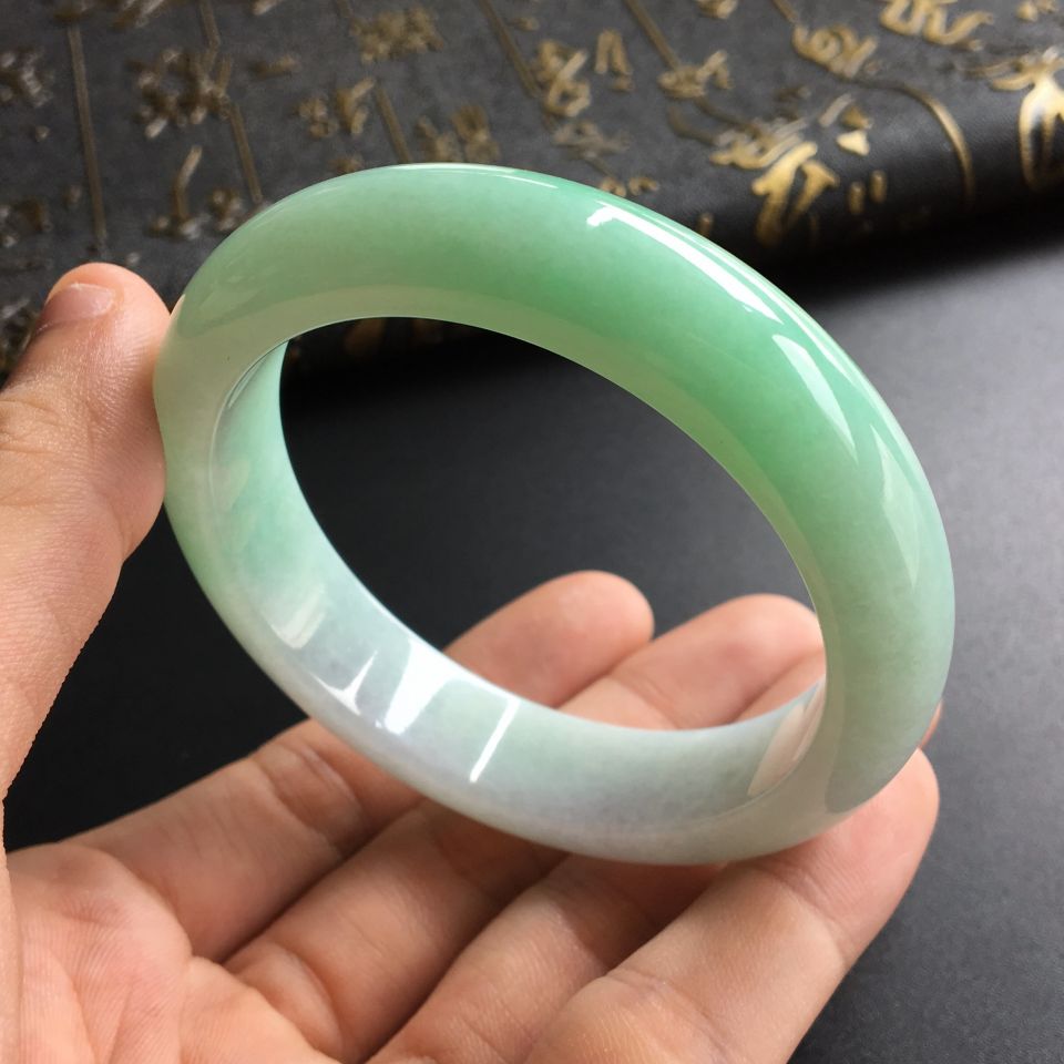 (超值推荐)糯冰种晴水略飘翠手镯(56mm)