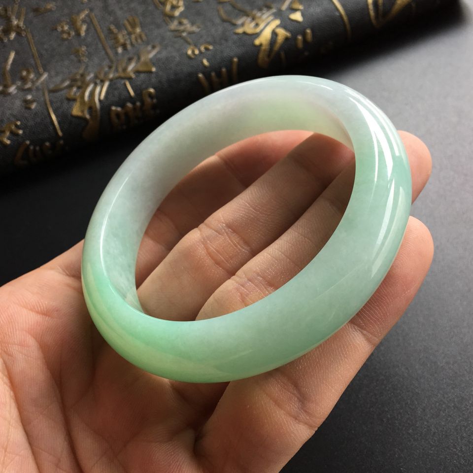 (超值推荐)糯冰种晴水略飘翠手镯(56mm)