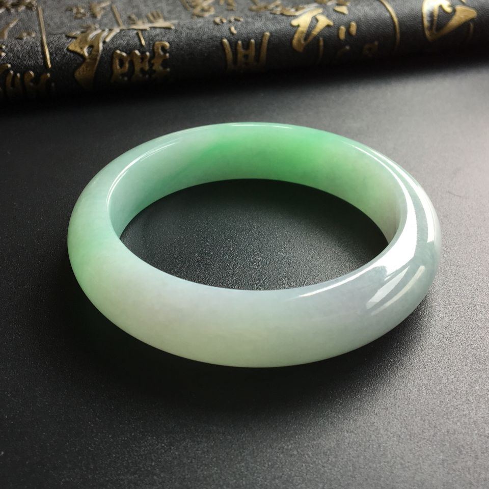 (超值推荐)糯冰种晴水略飘翠手镯(56mm)