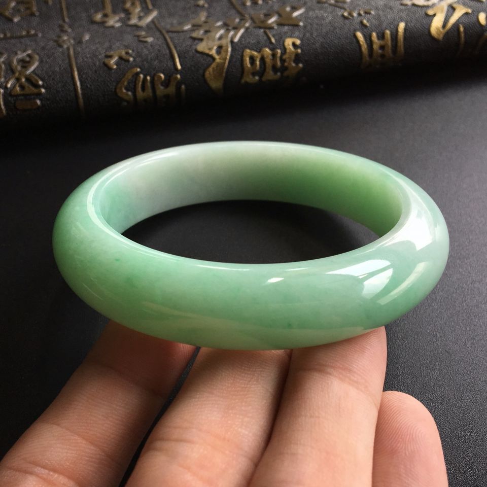 (超值推荐)糯冰种晴水略飘翠手镯(58.2mm)