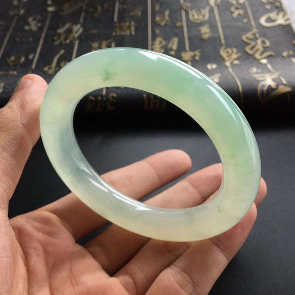 (超值推荐)糯冰种晴水略飘绿花圆条手镯(56.1mm)