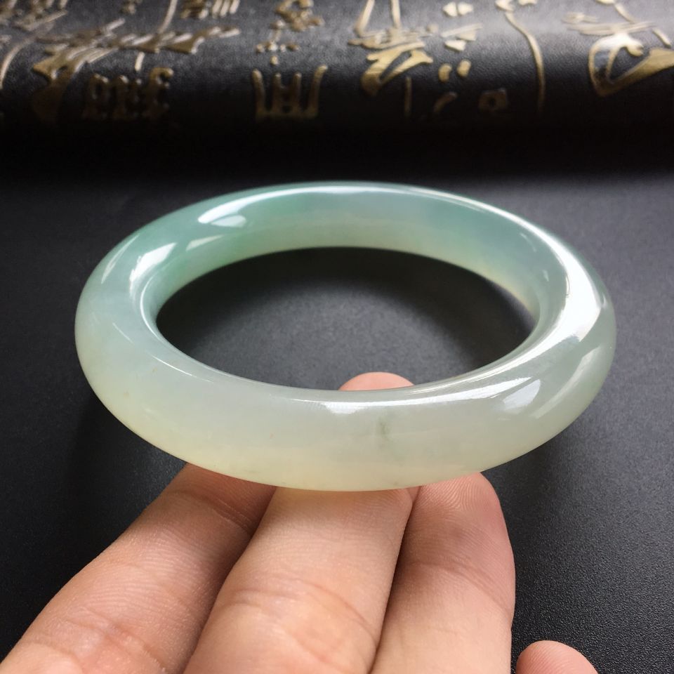 (超值推荐)糯冰种晴水略飘绿花圆条手镯(56.1mm)