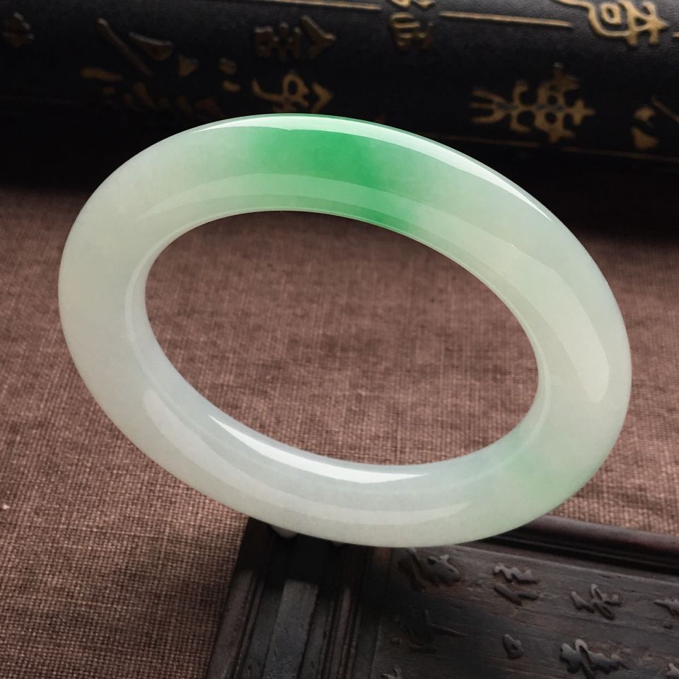 （超值推荐）糯冰种绿晴水圆条手镯（55.1mm）