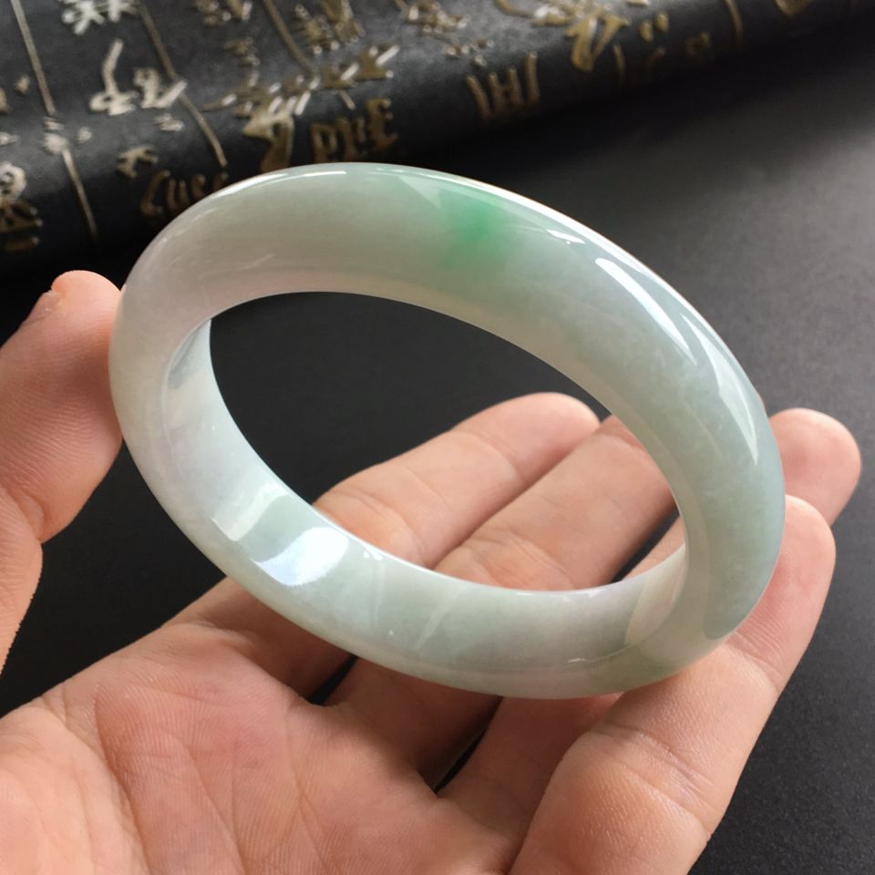 (超值推荐)糯冰种略飘翠手镯(56.4mm)