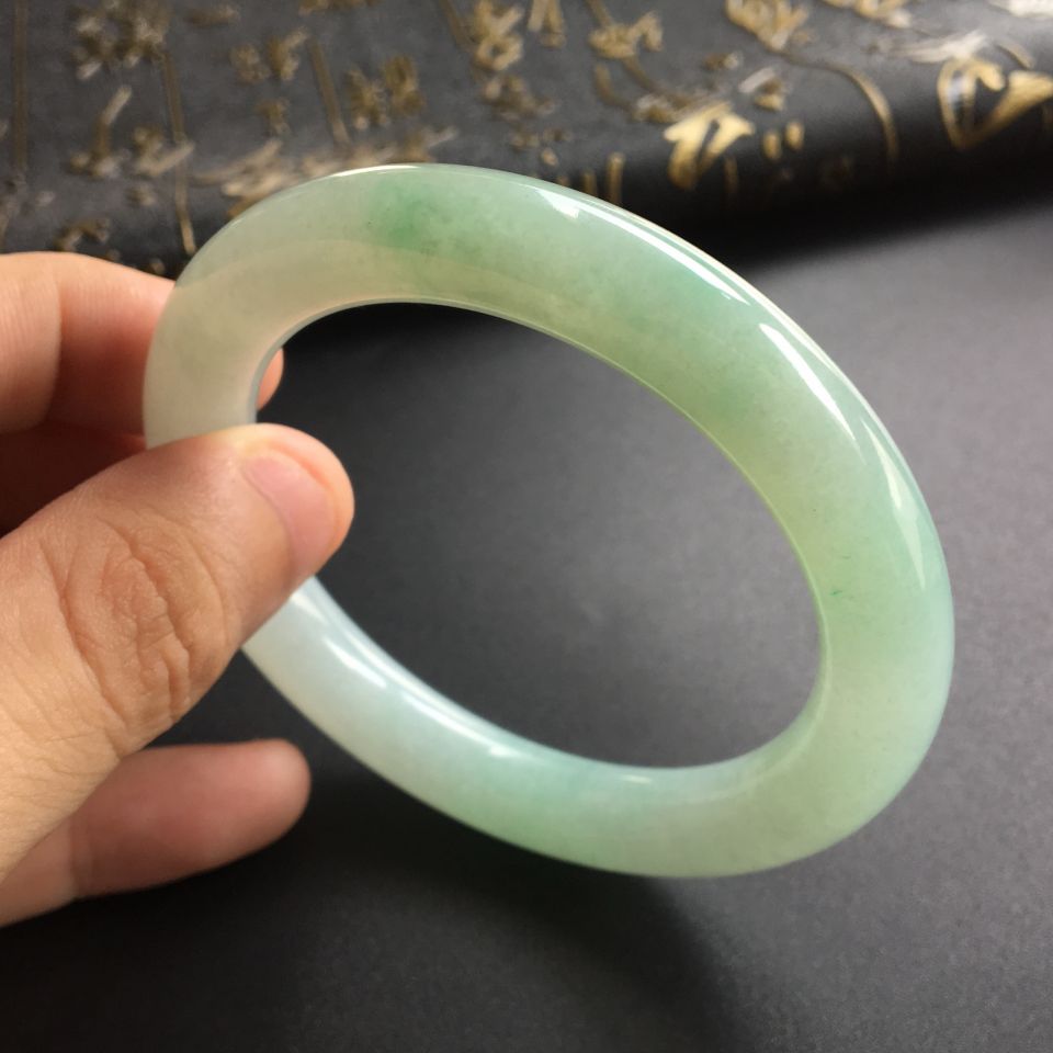 (超值推荐)糯冰种晴水略飘花圆条手镯(55.5mm)