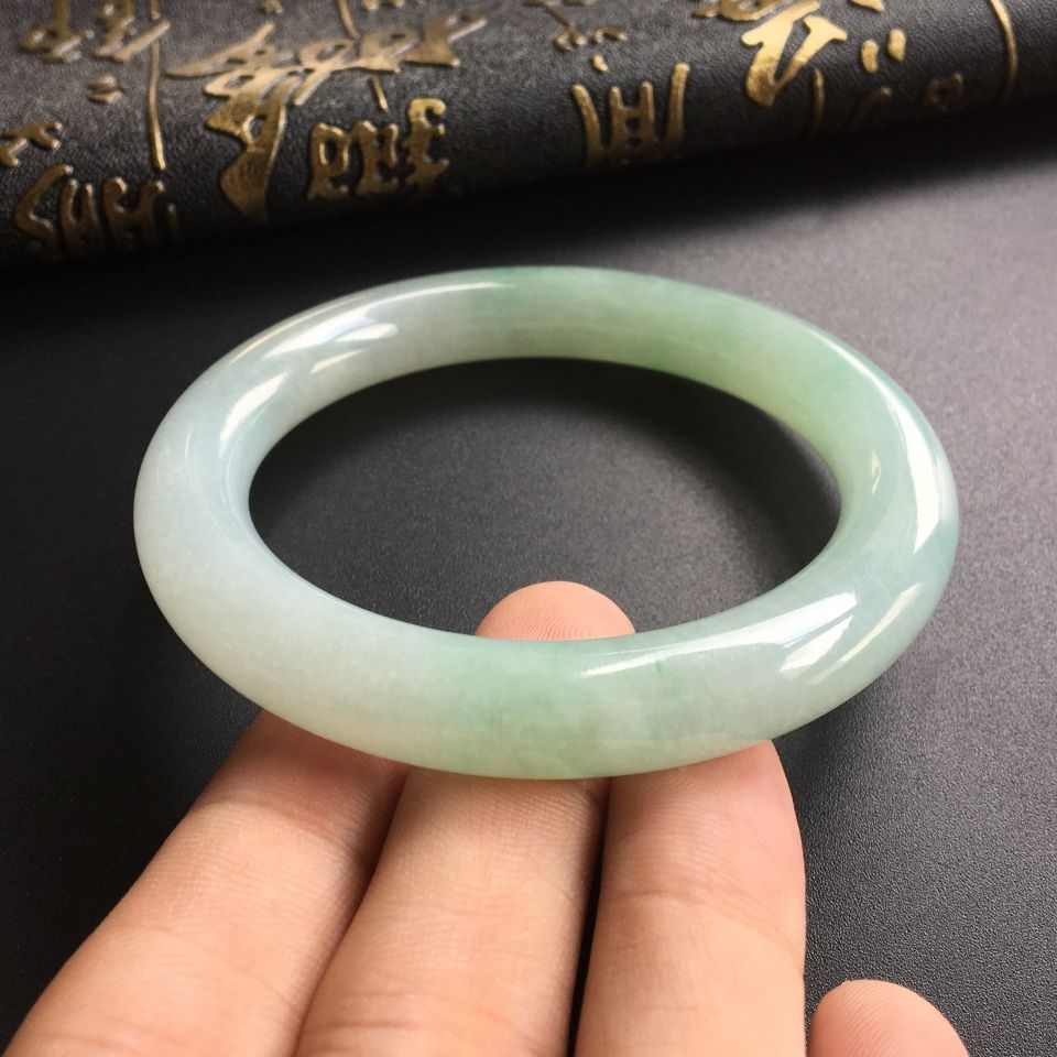 (超值推荐)糯冰种晴水略飘花圆条手镯(55.5mm)