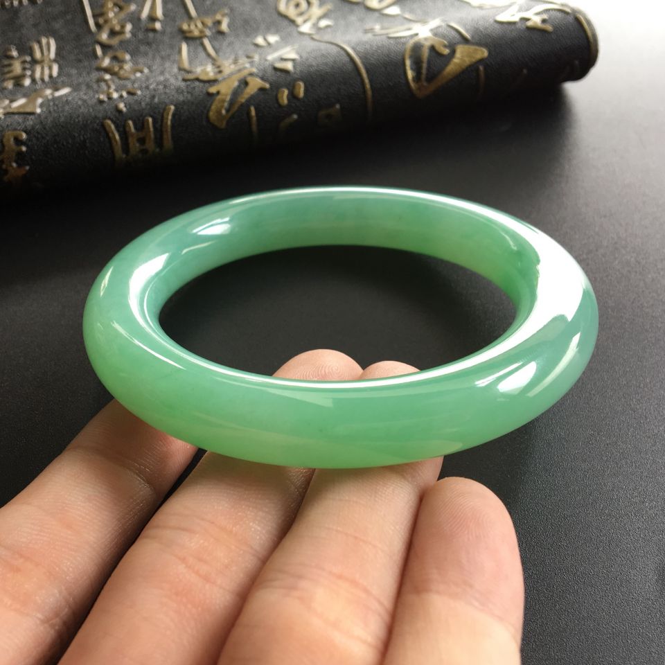 (超值推荐)糯冰种晴水略飘翠圆条手镯(56.8mm)