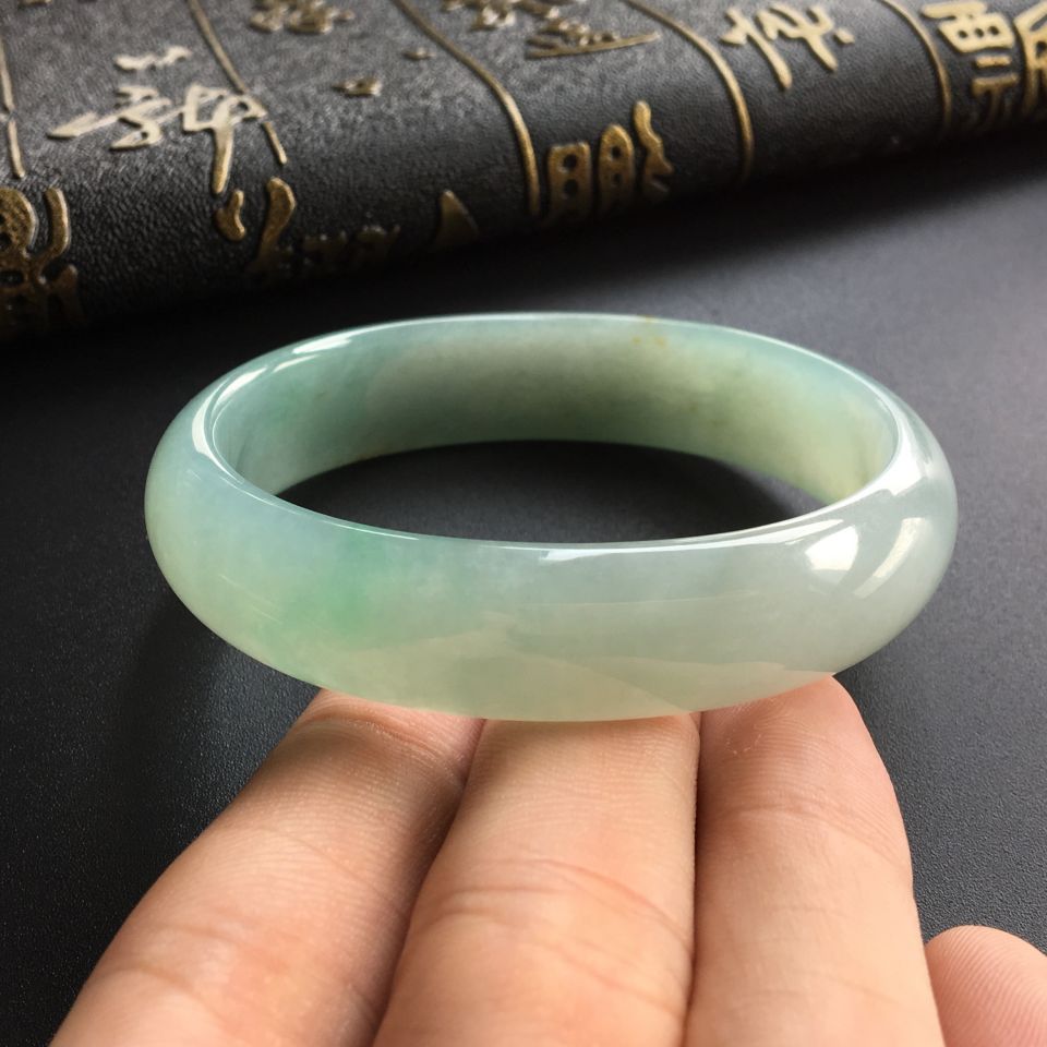 (超值推荐)糯冰种晴水略飘花贵妃镯(55.1mm-46.5mm)