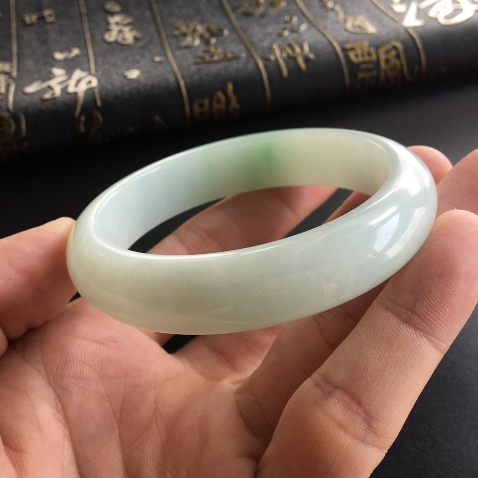 (超值推荐)糯冰种略飘翠手镯(57.2mm)