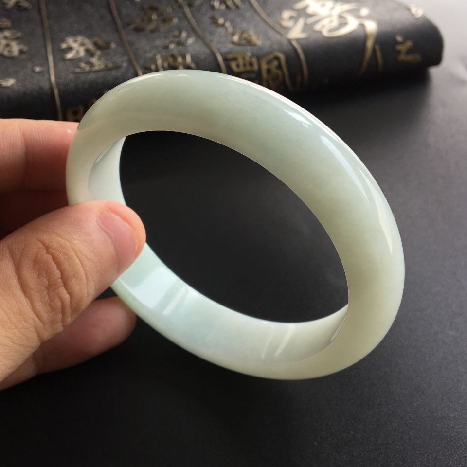 (超值推荐)糯冰种略飘翠手镯(57.2mm)