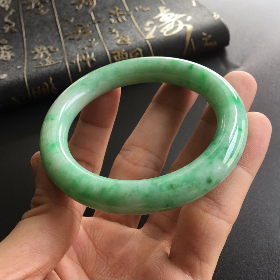 (超值推荐)糯冰种飘翠圆条手镯(55.2mm)