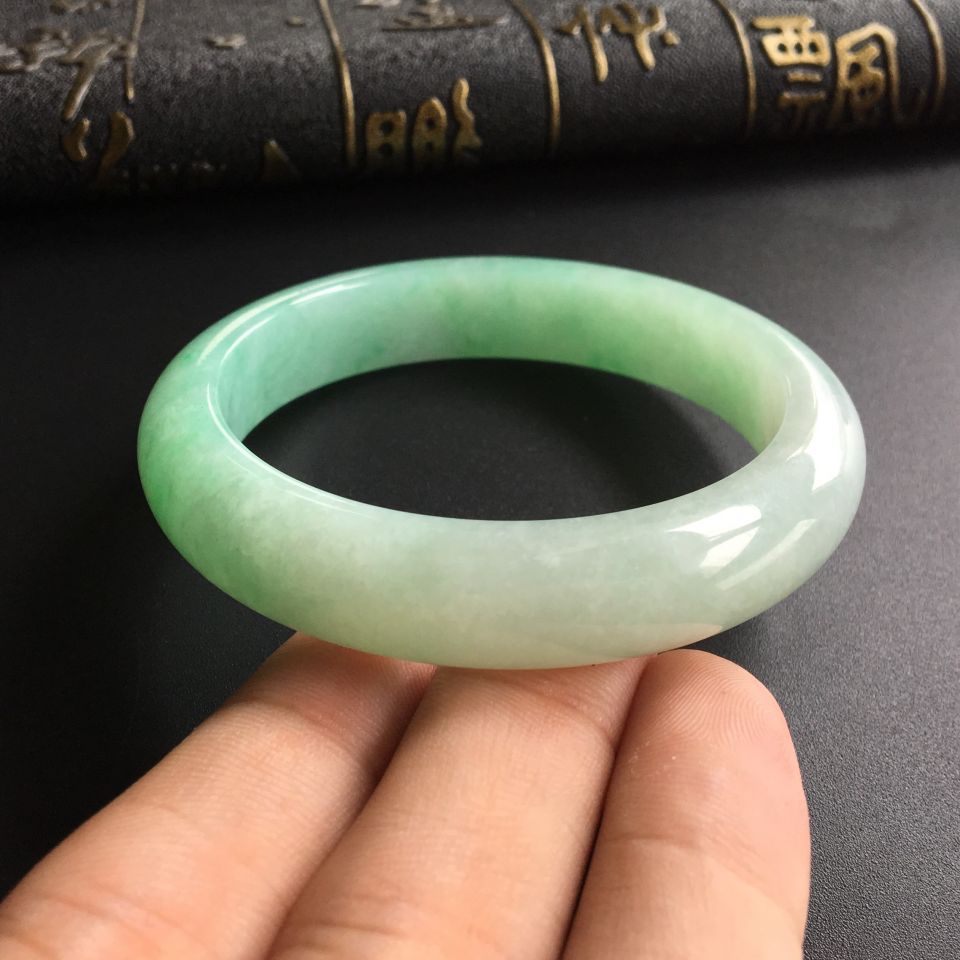 (超值推荐)糯冰种晴水略飘翠手镯(52.5mm)