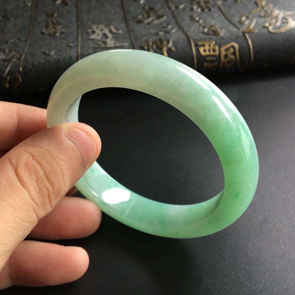 (超值推荐)糯冰种晴水略飘翠手镯(52.5mm)