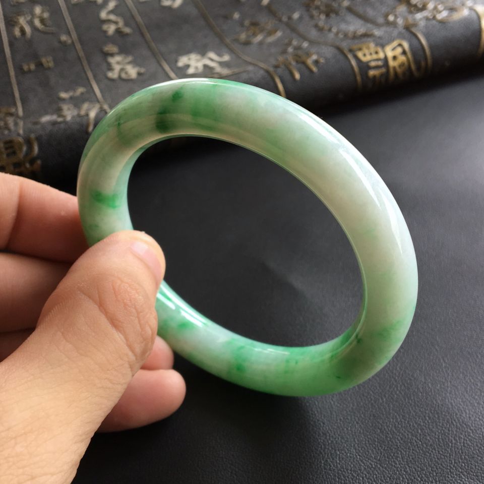 (超值推荐)糯冰种飘翠圆条手镯(53.7mm)