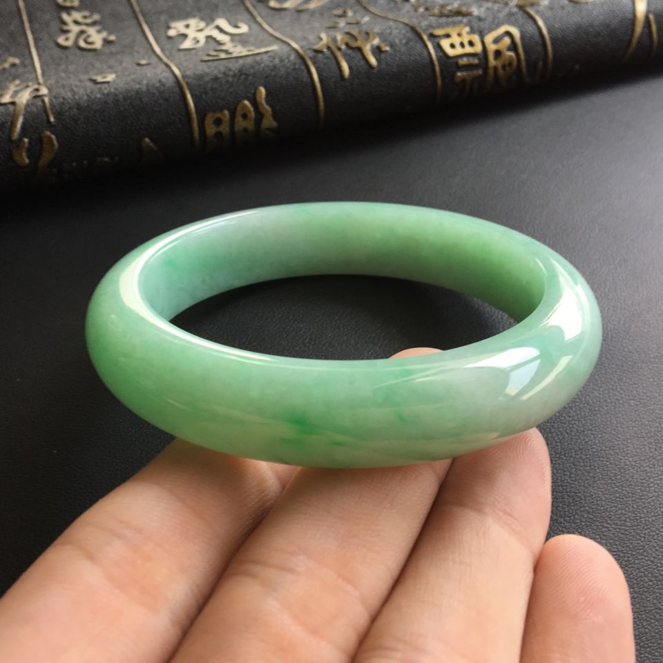 (超值推荐)糯冰种略飘翠手镯(58.6mm)