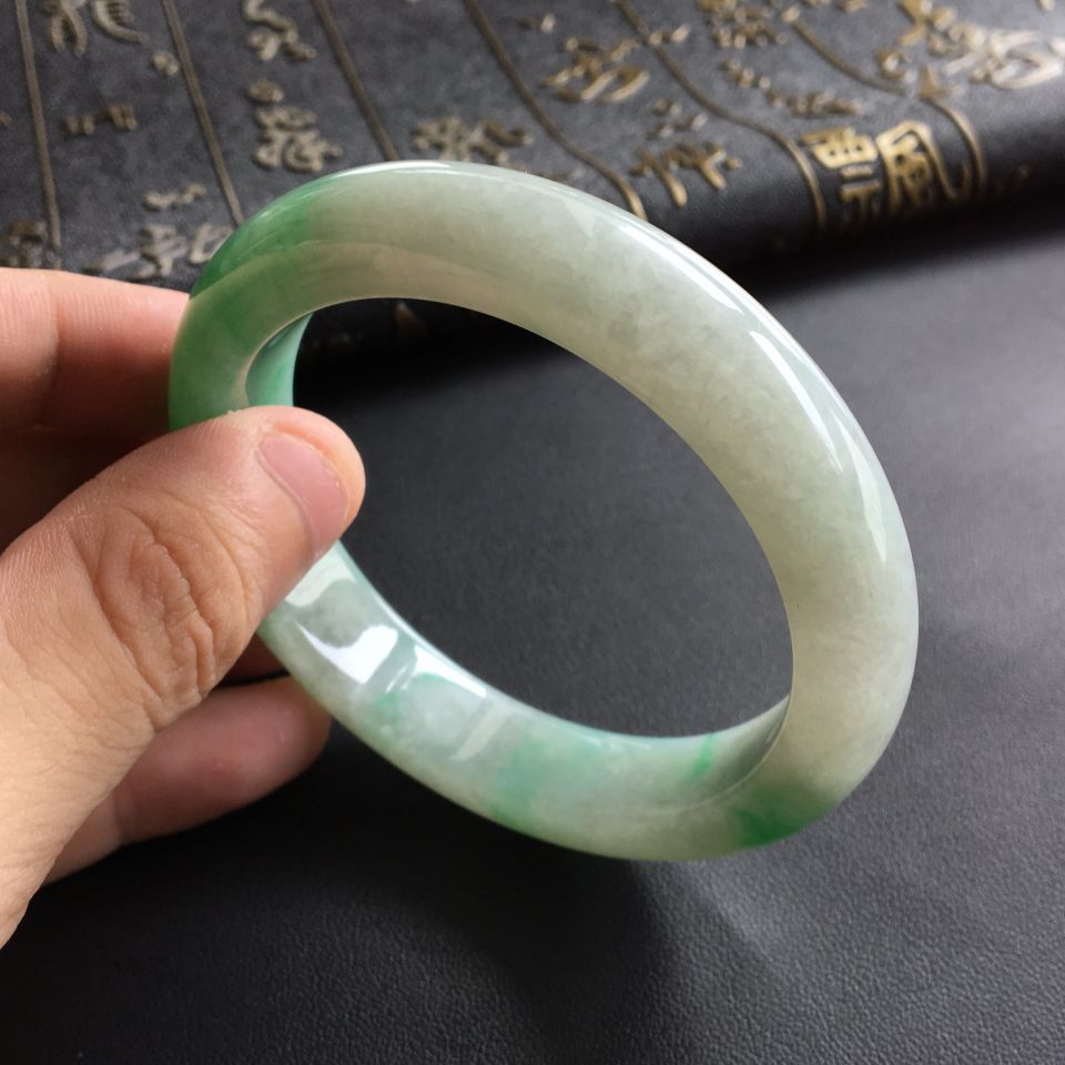 (超值推荐)糯冰种飘翠手镯(58mm)