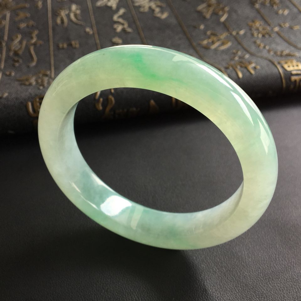 (超值推荐)糯冰种晴水略飘翠手镯(55.6mm)