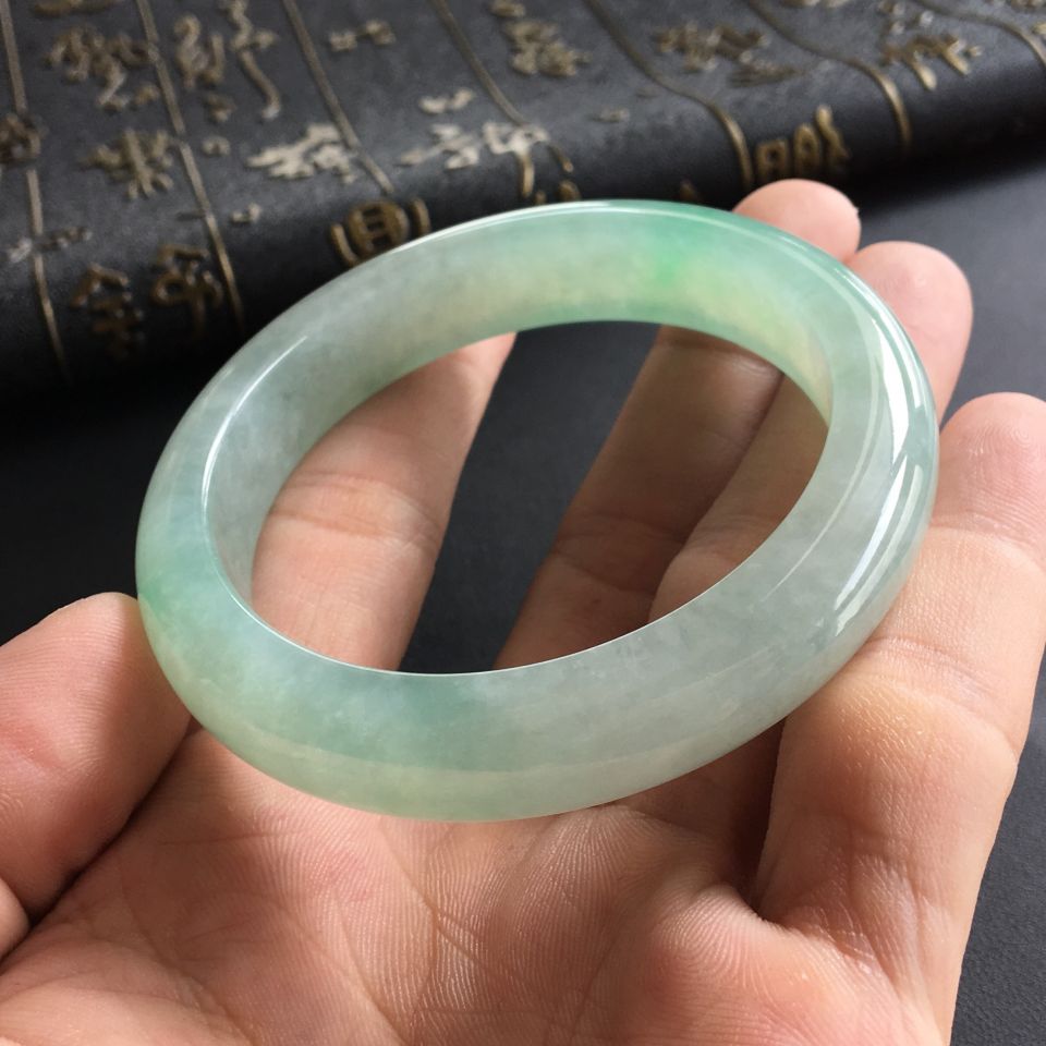 (超值推荐)糯冰种晴水略飘翠手镯(55.6mm)