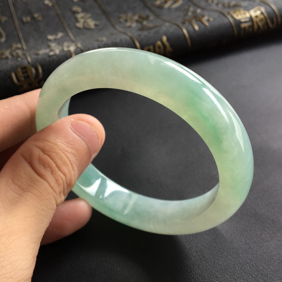 (超值推荐)糯冰种晴水略飘翠手镯(55.6mm)