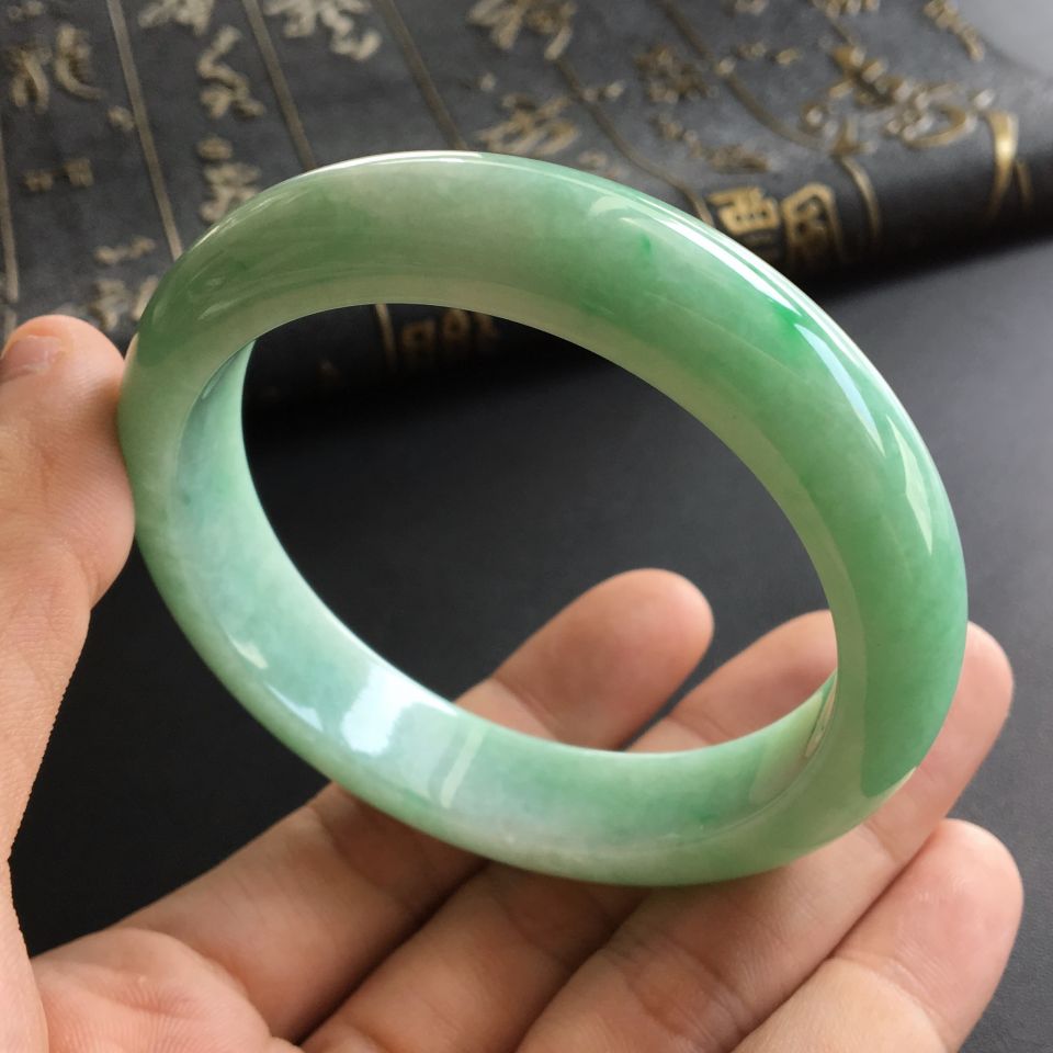 (超值推荐)糯冰种略飘翠手镯(58.6mm)