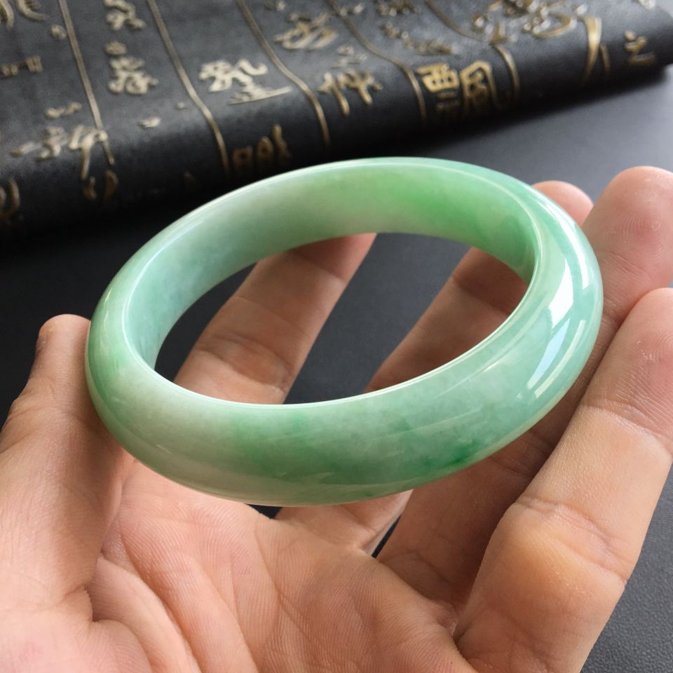 (超值推荐)糯冰种略飘翠手镯(58.6mm)