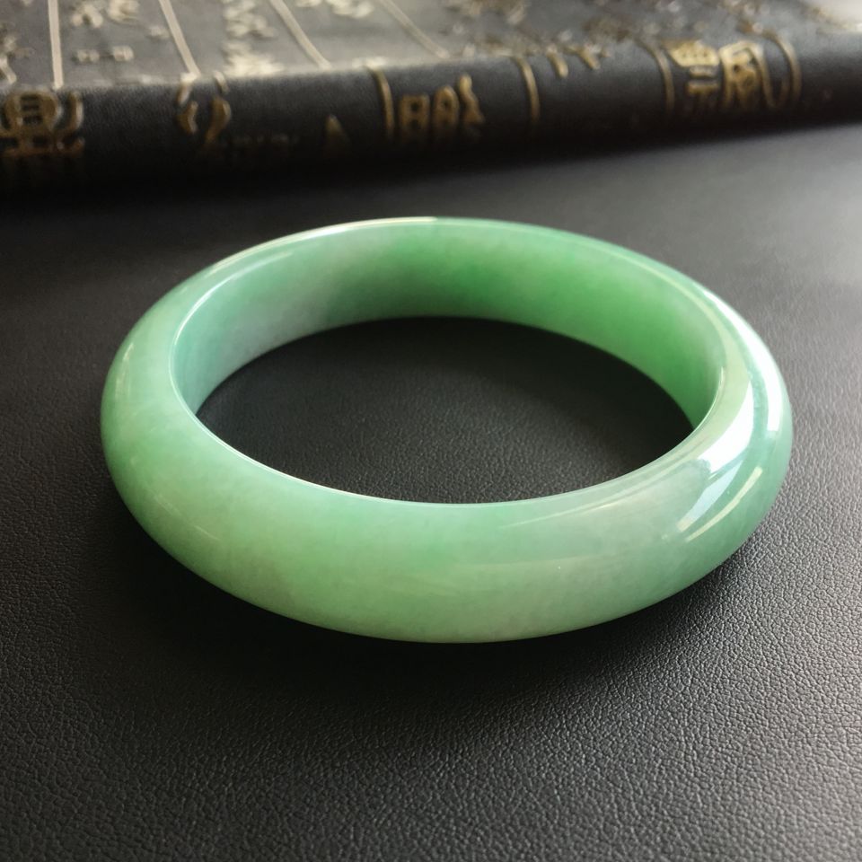 (超值推荐)糯冰种略飘翠手镯(58.6mm)